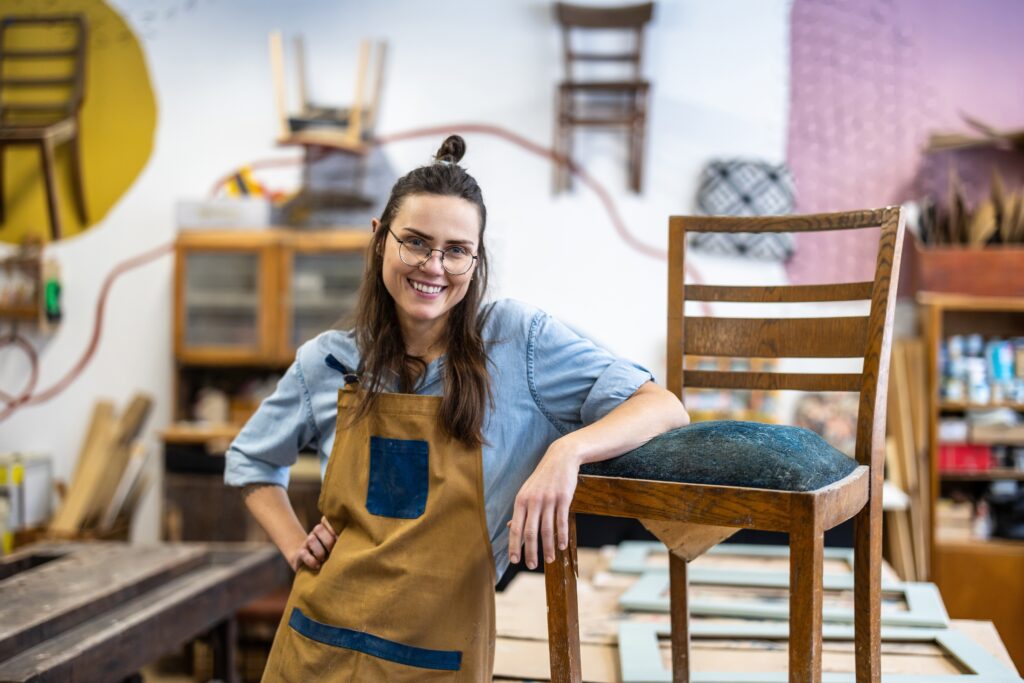 Selbstbewusste Frau im Handwerk